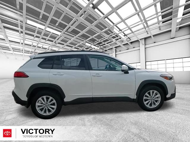 2024 Toyota Corolla Cross LE photo 2