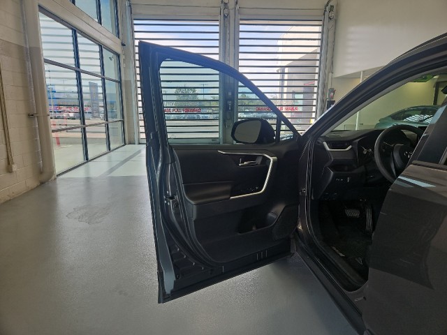 Used 2019 GRAY Toyota XLE image 12