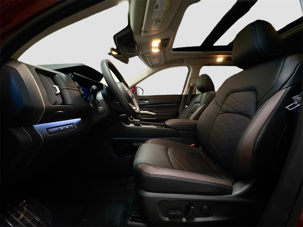 2025 Nissan Pathfinder Platinum photo 5
