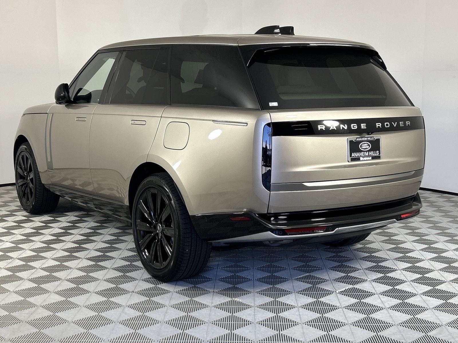 2025 Land Rover Range Rover SE photo 3