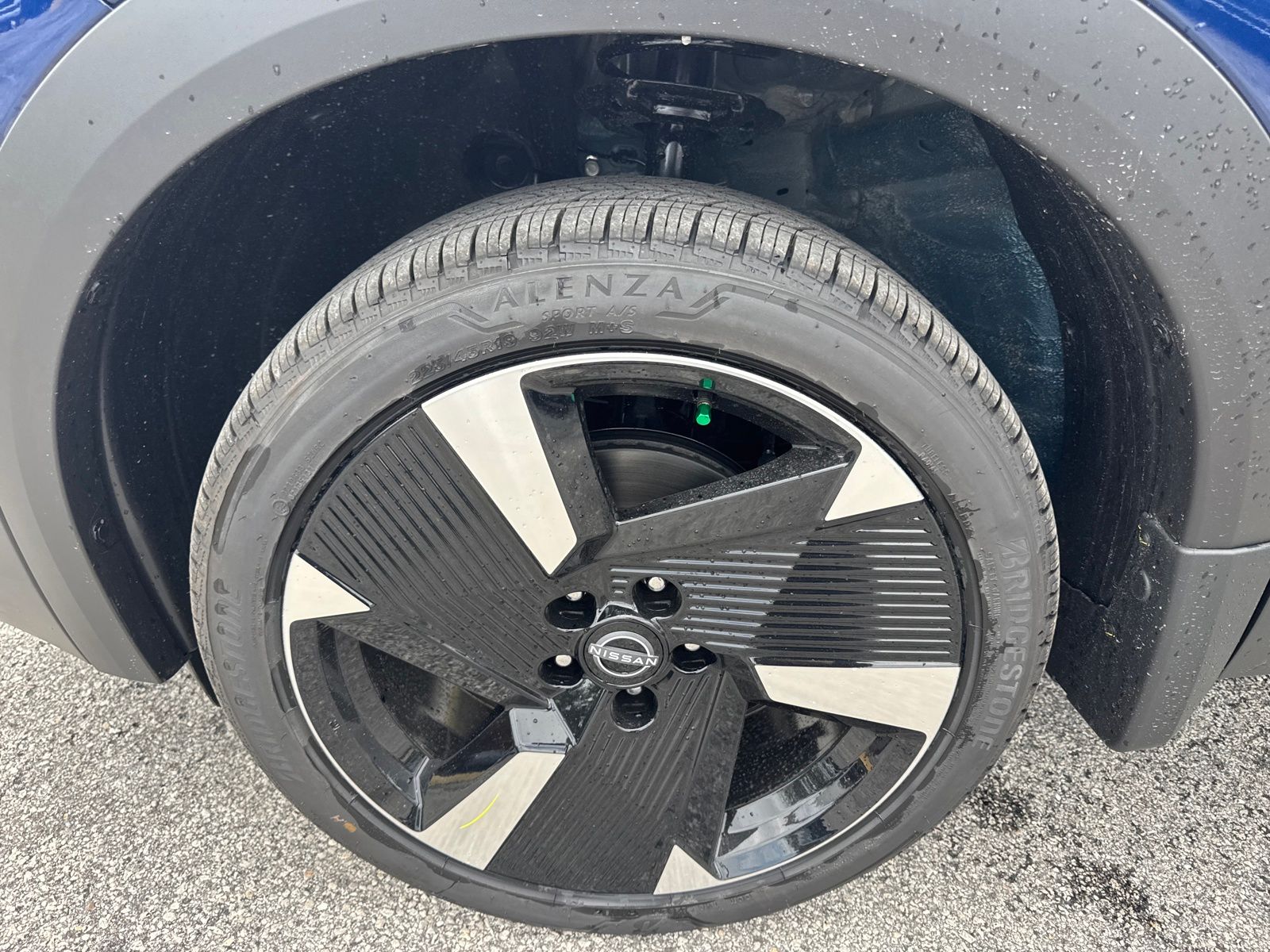 2026 Nissan Kicks SR photo 3