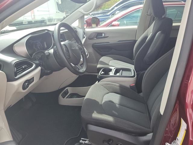 2020 Chrysler Pacifica Touring photo 3