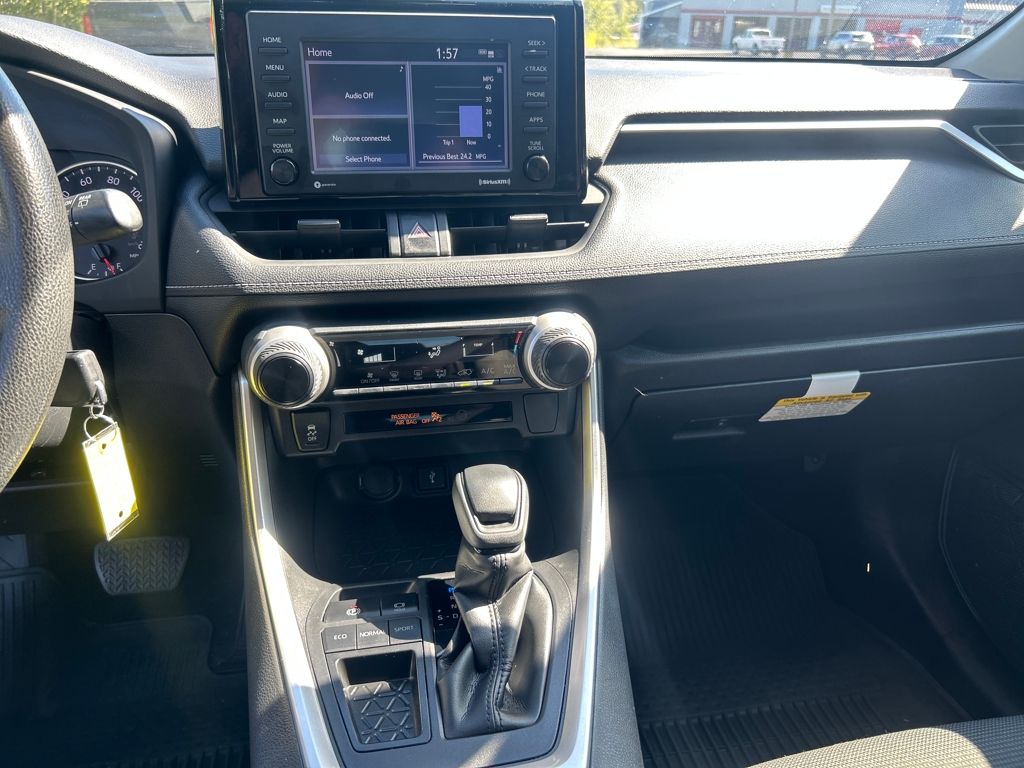 2022 Toyota RAV4 LE photo 11
