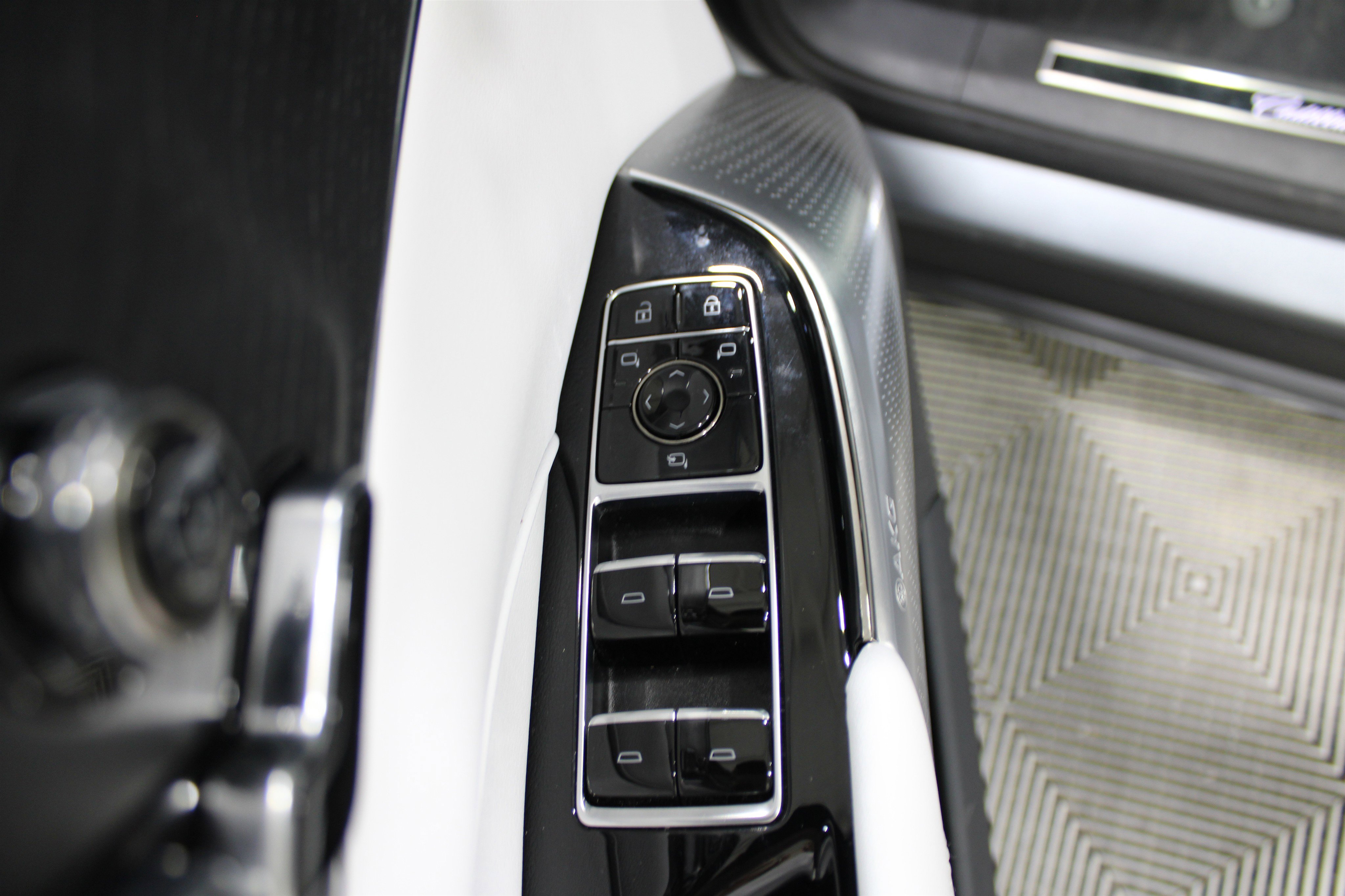 2023 Cadillac Lyriq Luxury photo 2