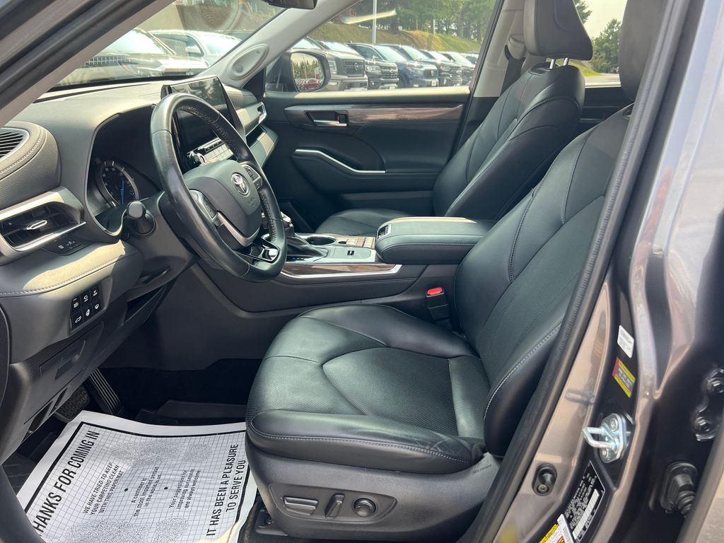2022 Toyota Highlander Hybrid Limited photo 8