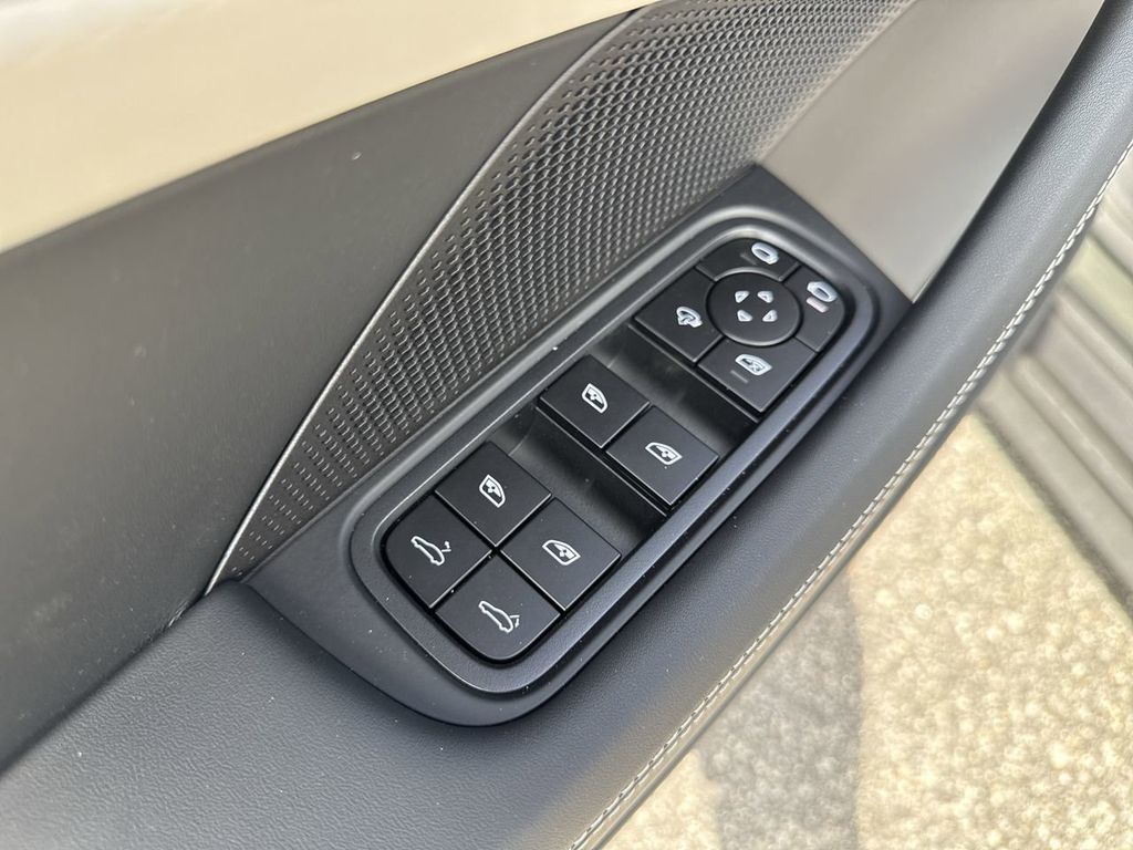 2025 Porsche Panamera 4 photo 17