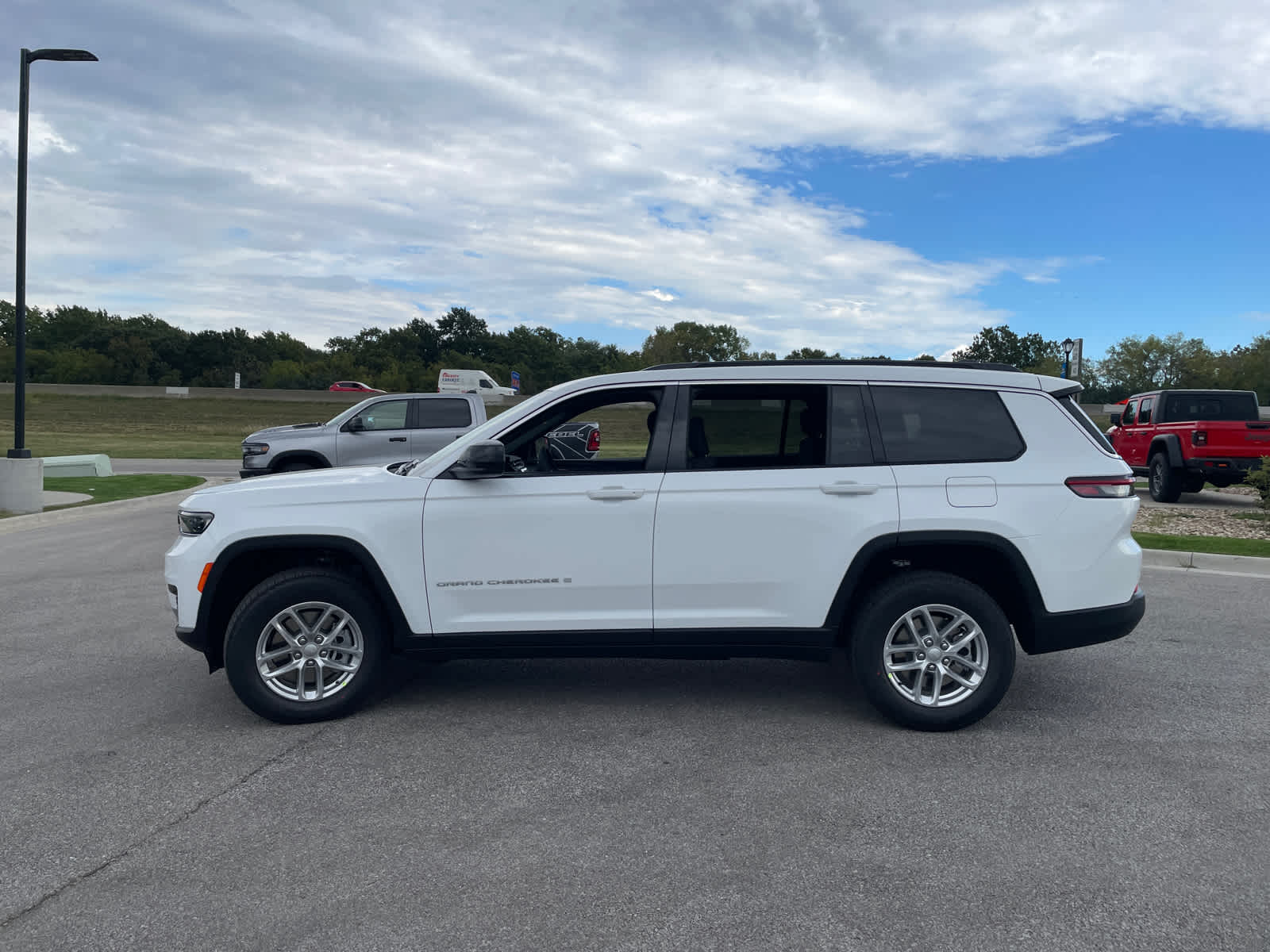 2025 Jeep Grand Cherokee Laredo photo 2