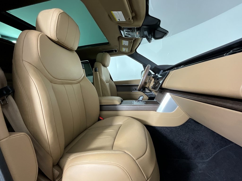2025 Land Rover Range Rover SE photo 3
