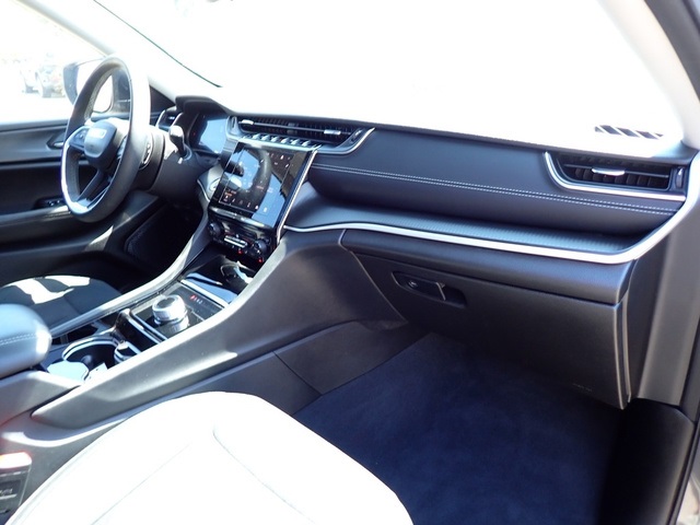 2023 Jeep Grand Cherokee Laredo photo 11