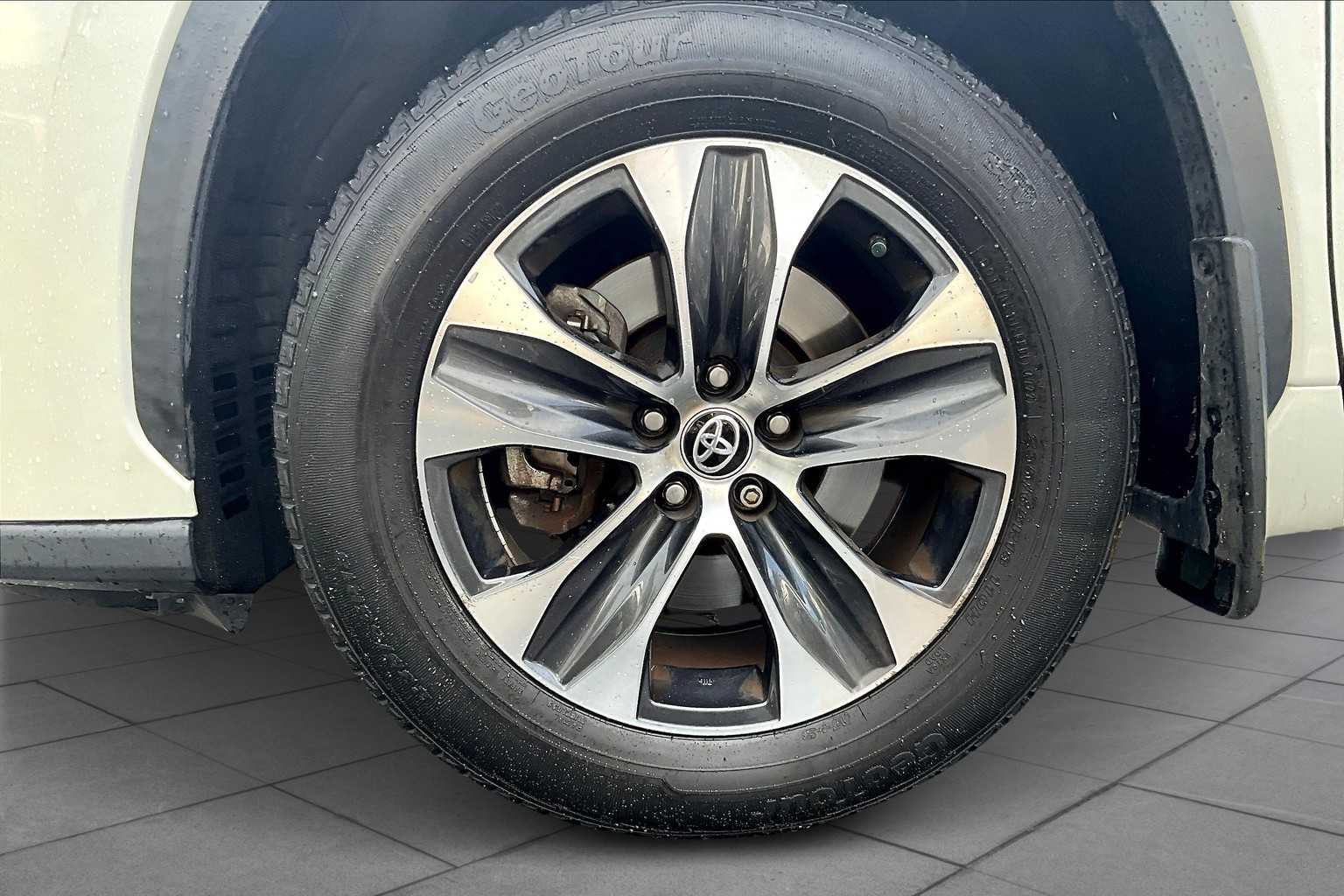 2021 Toyota Highlander XLE photo 10