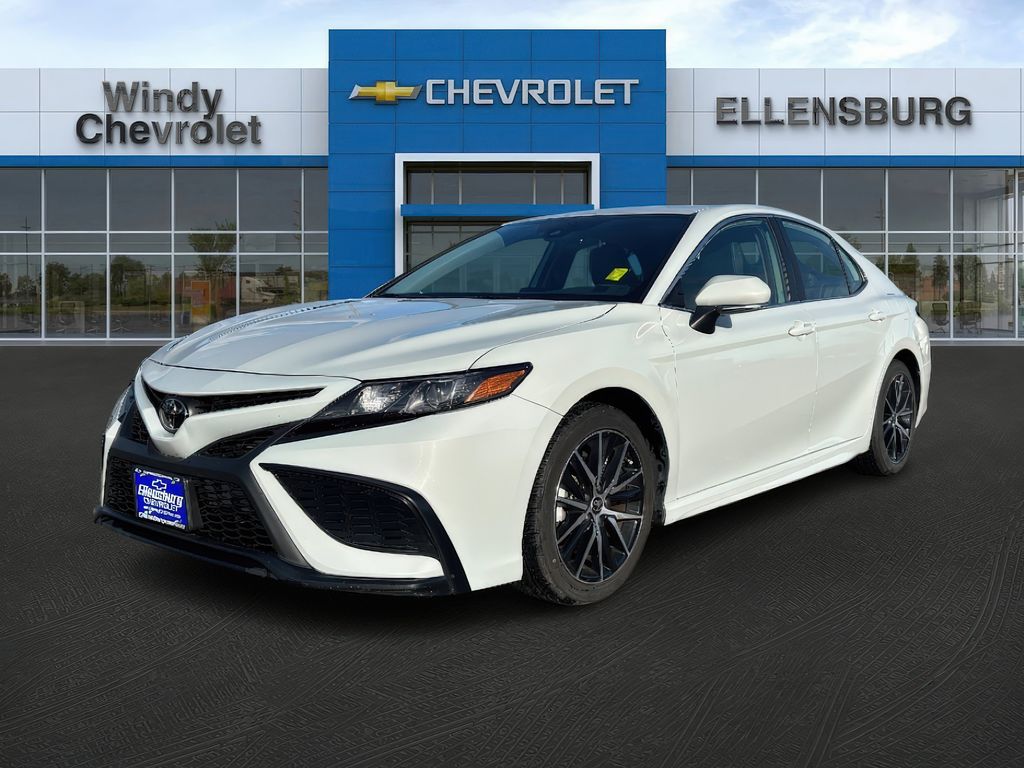 2024 Toyota Camry SE's photo