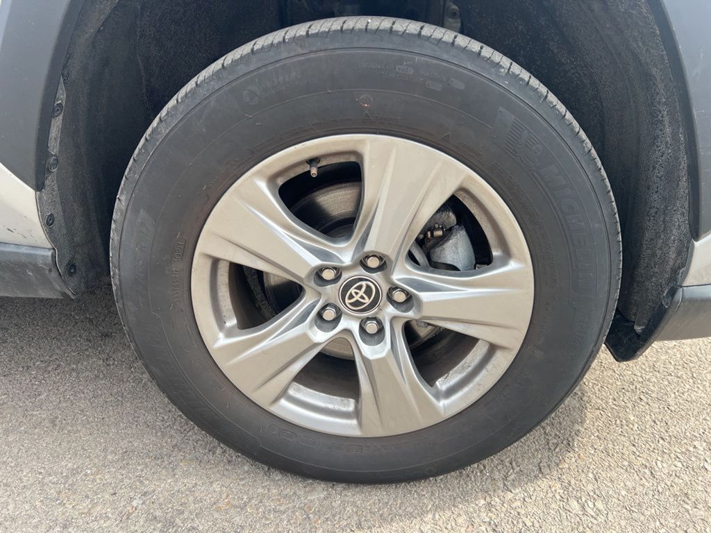 2024 Toyota RAV4 XLE photo 6