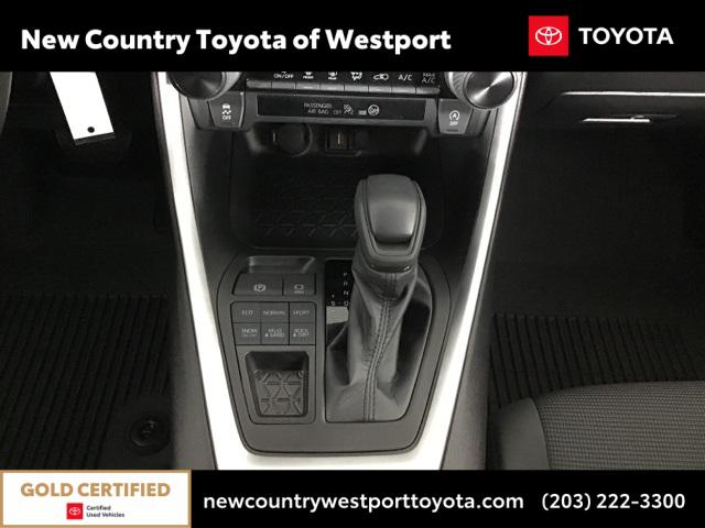 2022 Toyota RAV4 LE photo 5