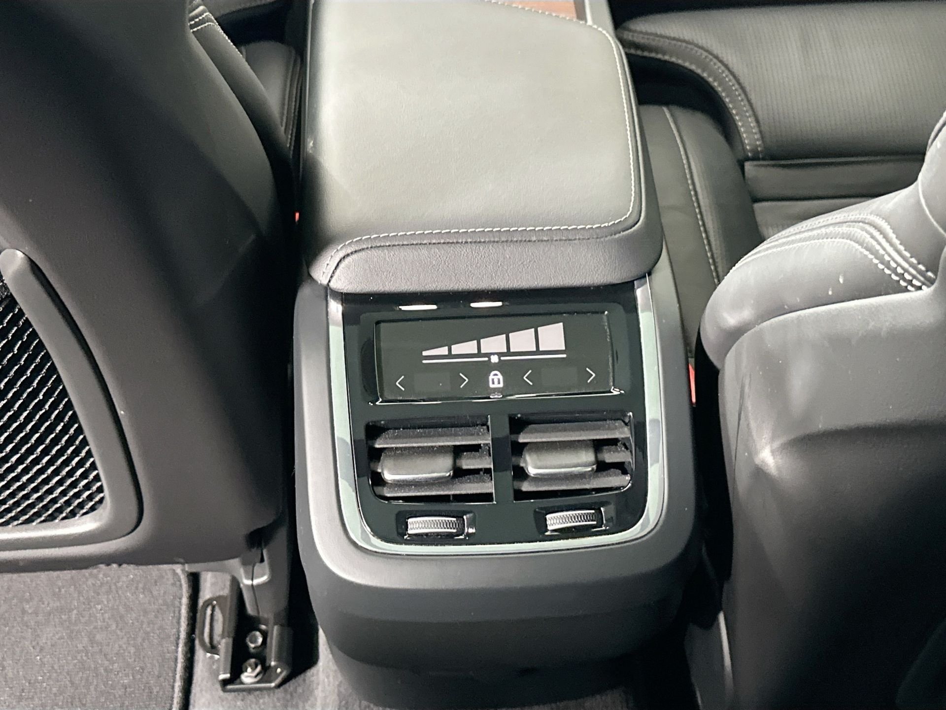 2023 Volvo XC60 B5 Ultimate photo 26