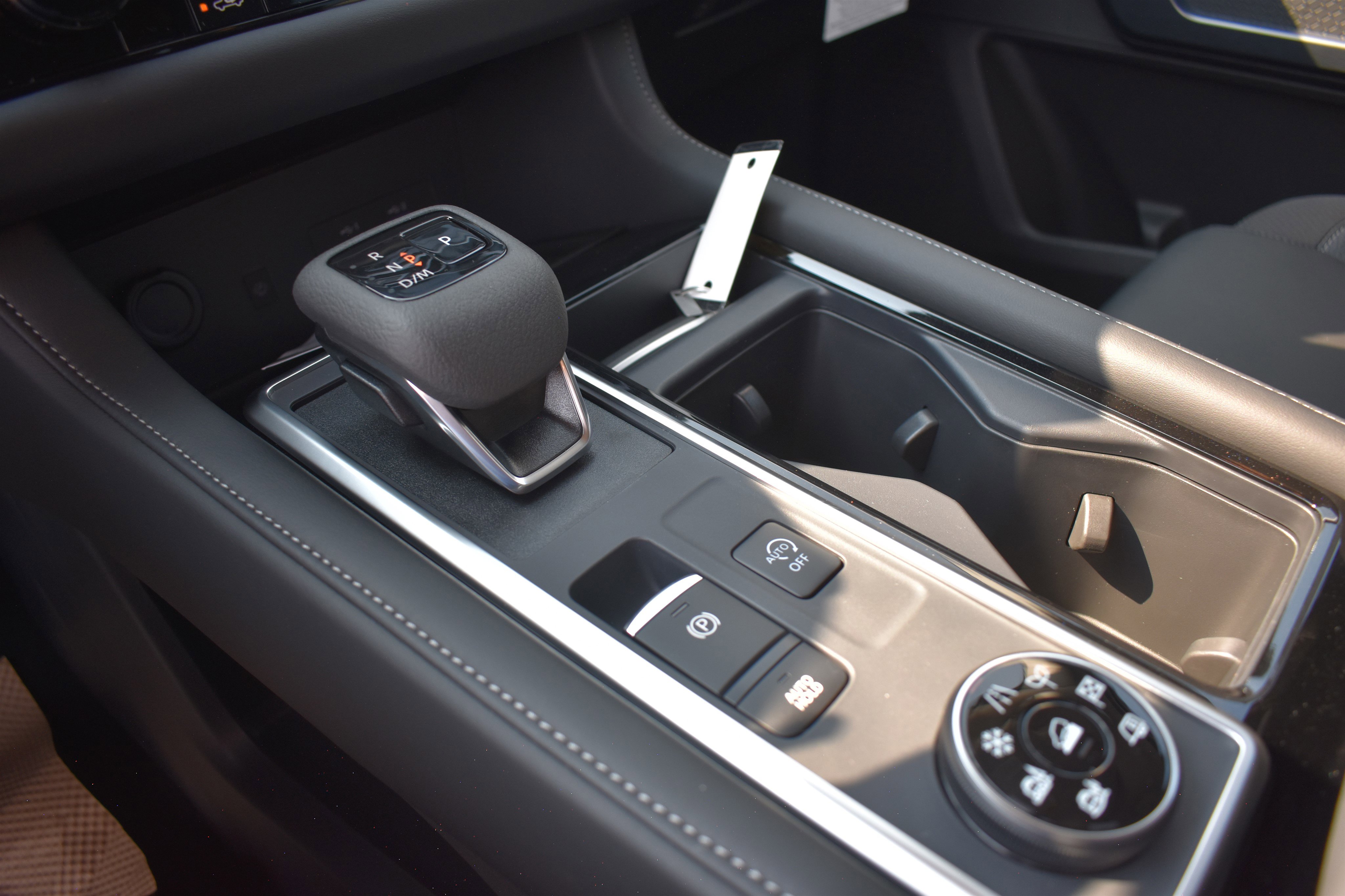 2025 Nissan Pathfinder SL photo 14