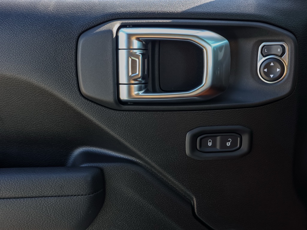 New 2026 Bright White Clear-Coat Exterior Paint Jeep Sport S image 22