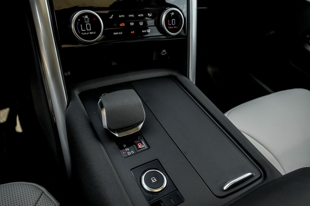 2025 Land Rover Discovery Metropolitan Edition photo 11