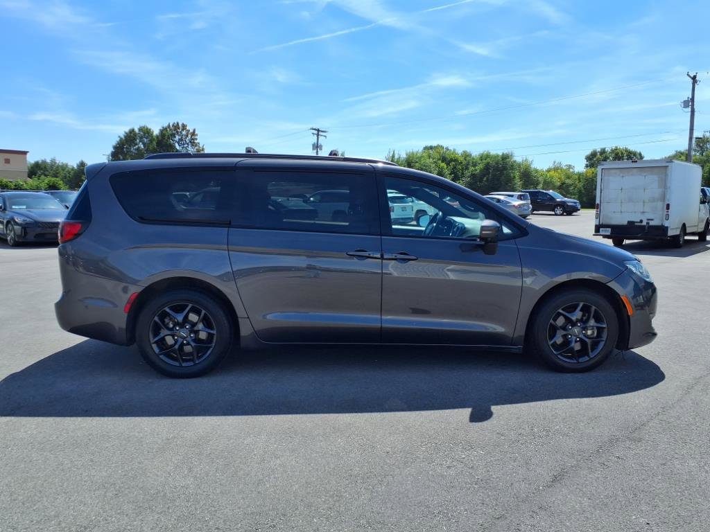 2019 Chrysler Pacifica Limited photo 9
