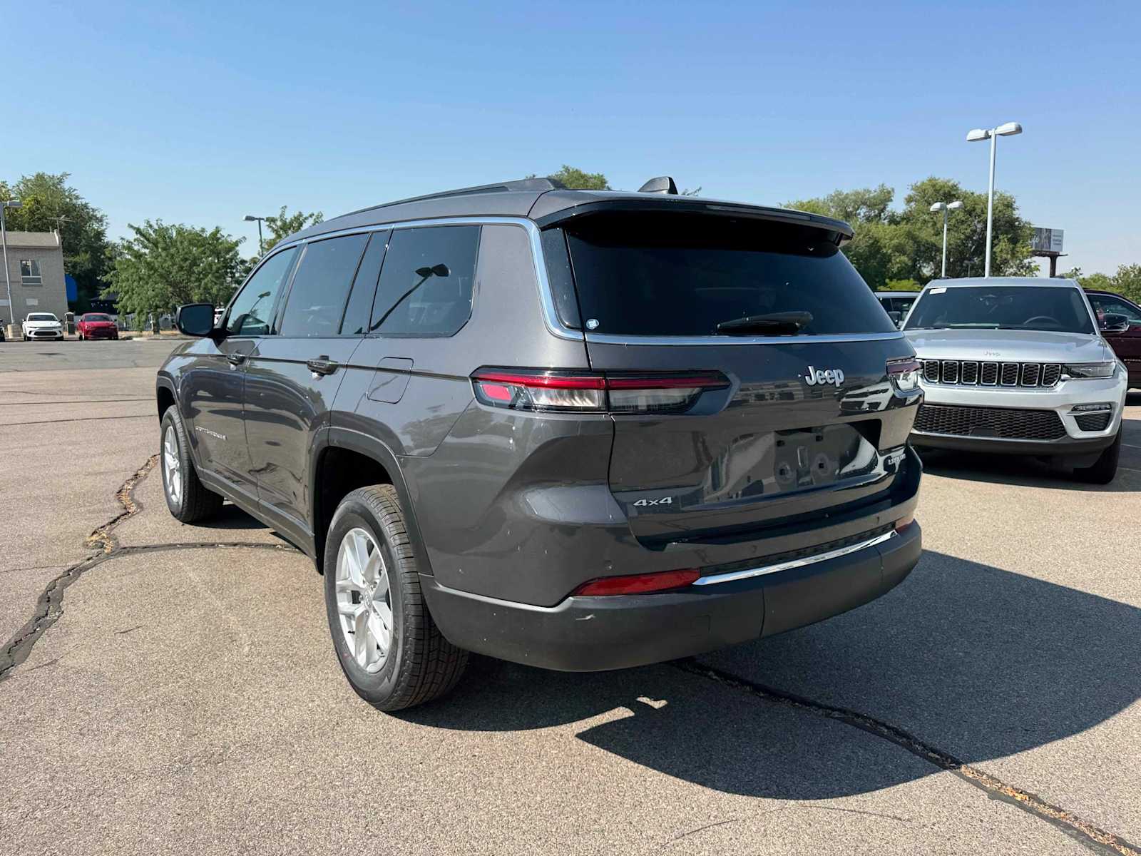2025 Jeep Grand Cherokee Laredo photo 3