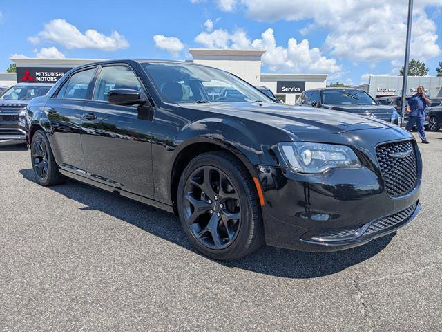 2022 Chrysler 300 Touring photo 2