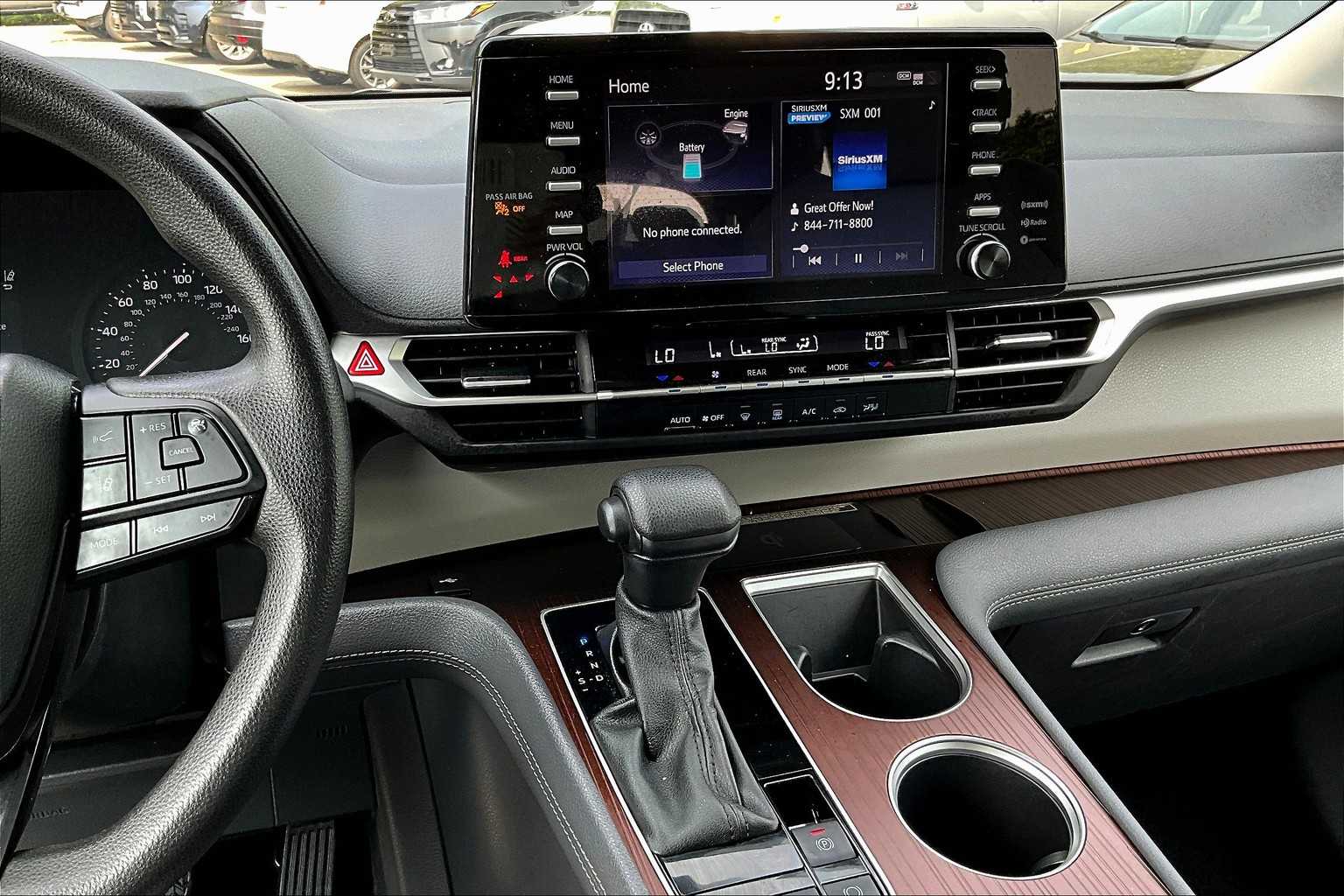 2024 Toyota Sienna LE photo 6