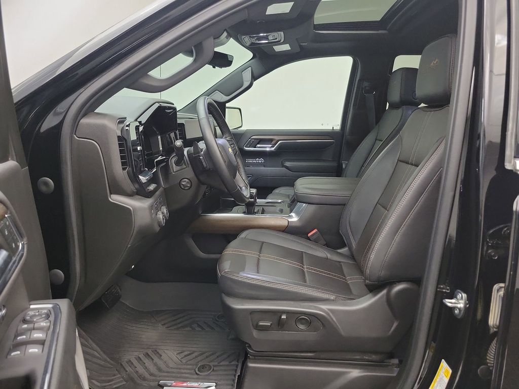 2024 Chevrolet Silverado 1500 High Country photo 3