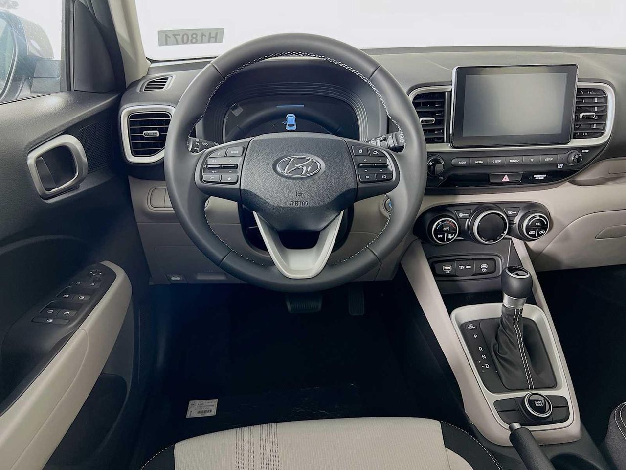 2025 Hyundai Venue SEL photo 2