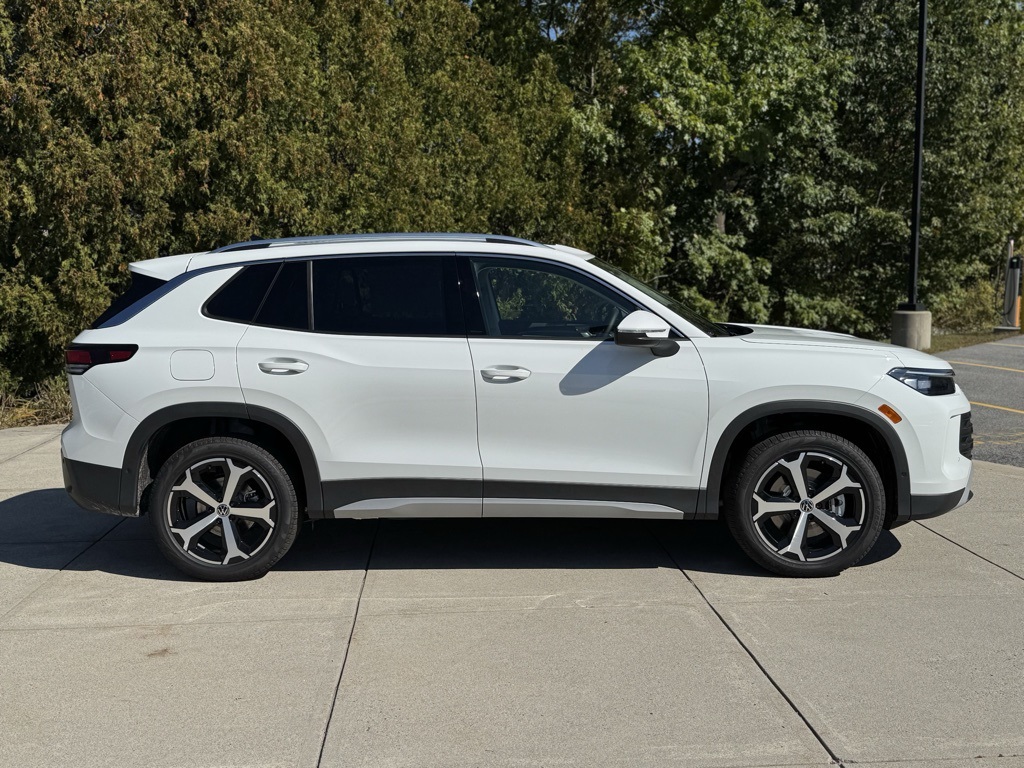 2025 Volkswagen Tiguan SE photo 4