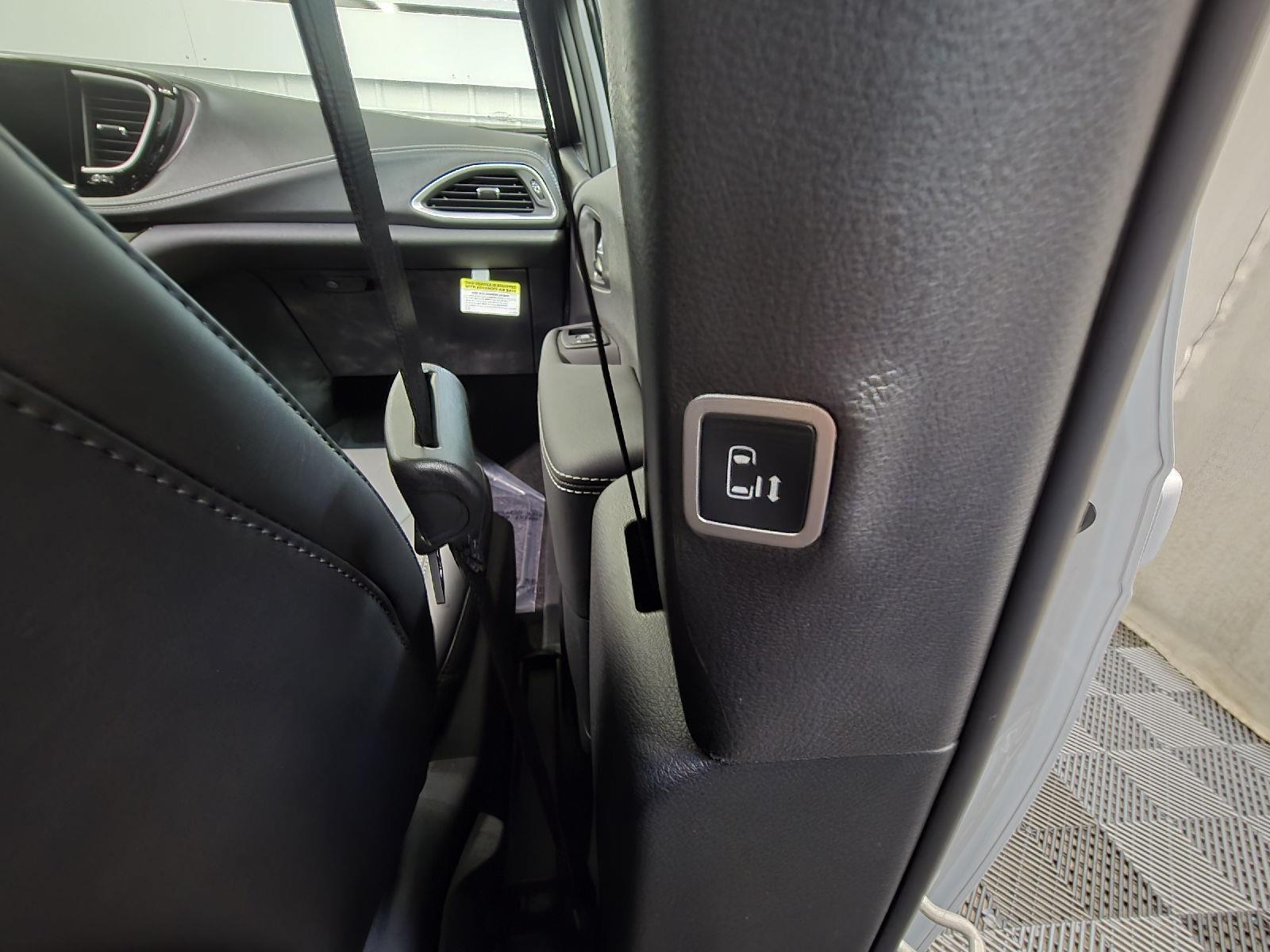 2025 Chrysler Pacifica photo 31