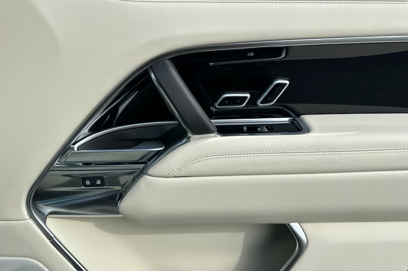 2025 Land Rover Range Rover SE photo 19