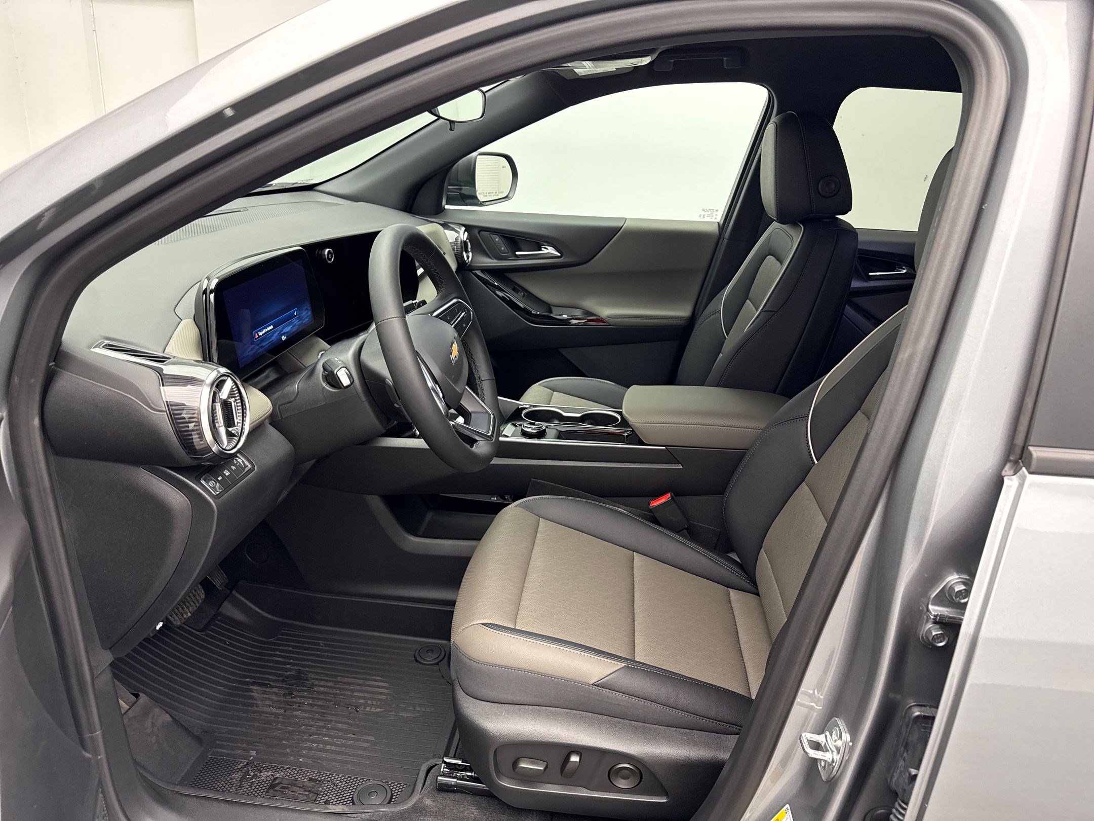 2026 Chevrolet Equinox LT photo 4