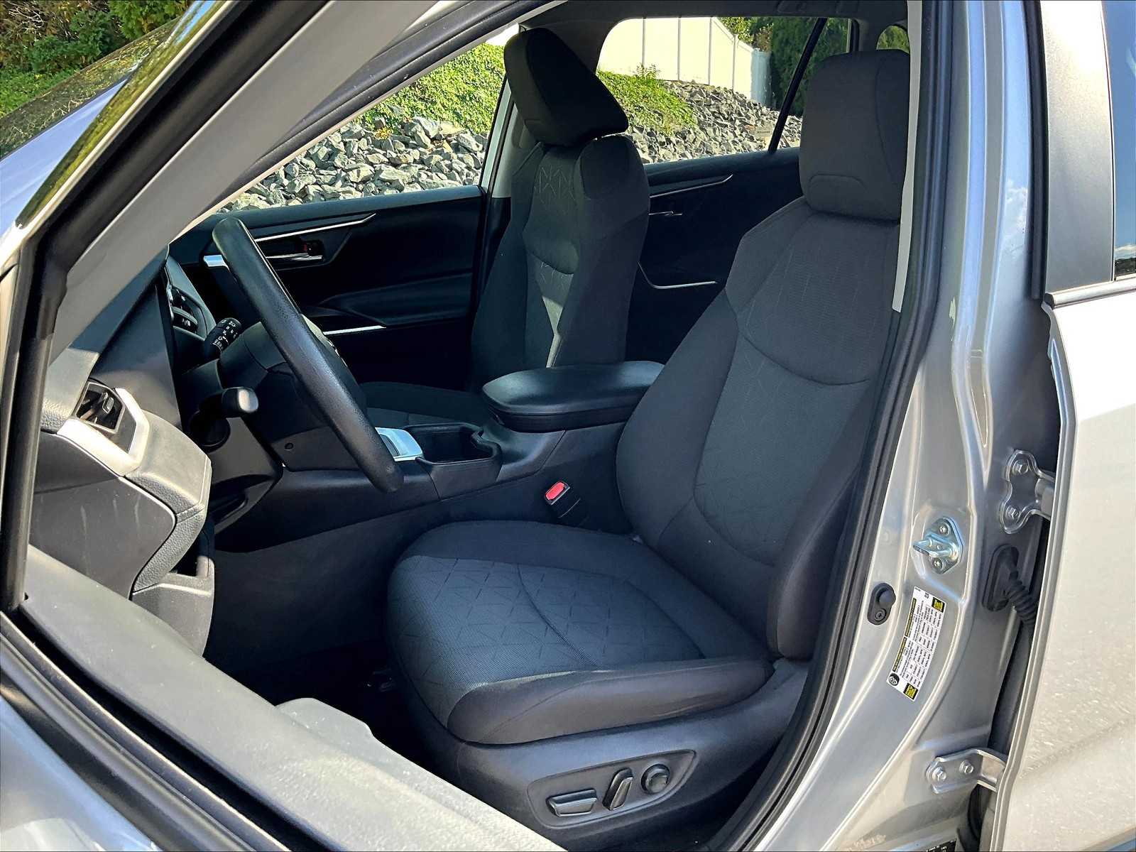 2024 Toyota RAV4 XLE photo 4