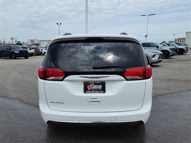 2020 Chrysler Pacifica Touring L photo 3