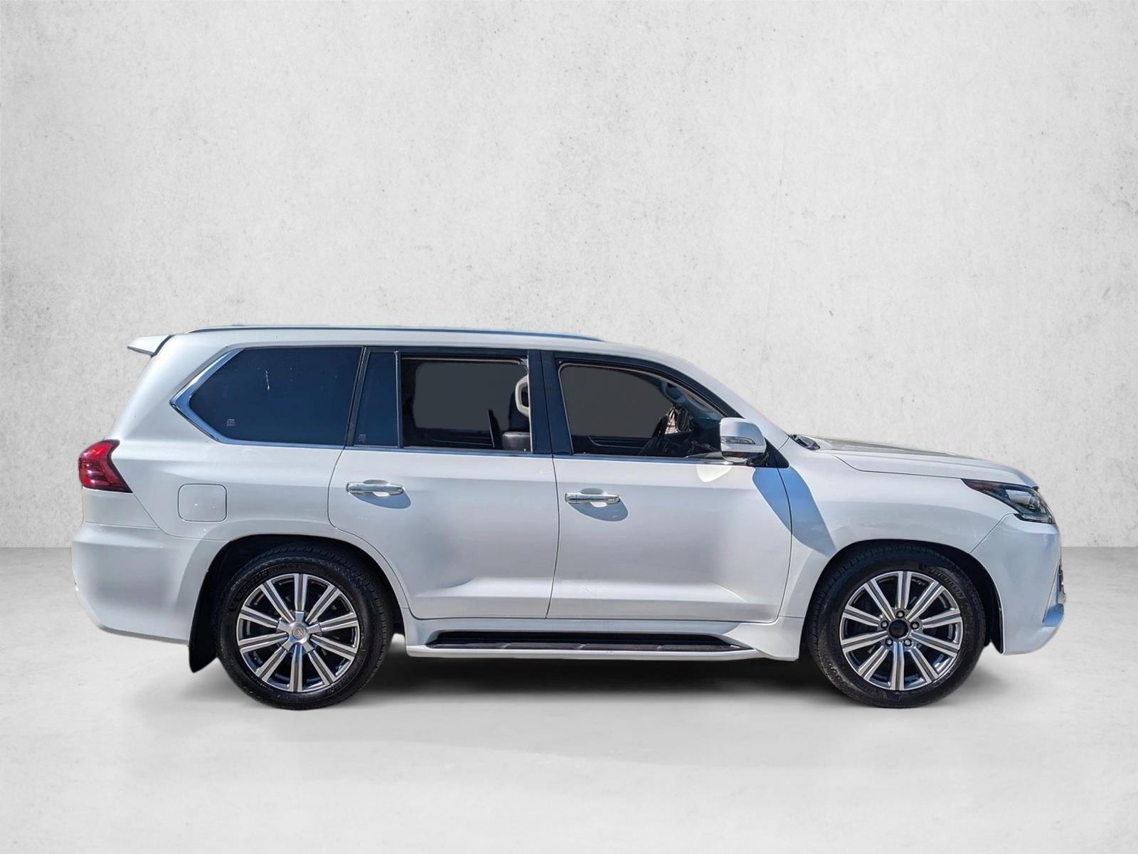 2016 Lexus LX 570 photo 4