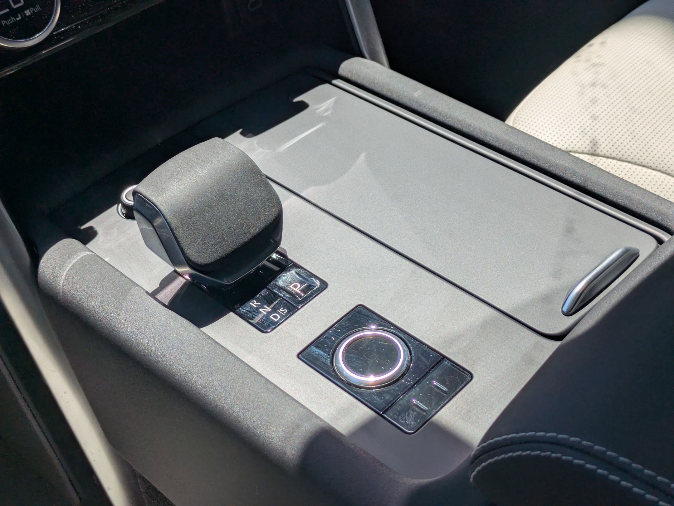 2023 Land Rover Discovery P300 S S R-Dynamic photo 16