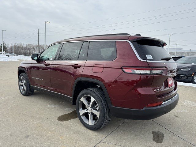 2025 Jeep Grand Cherokee Limited photo 3