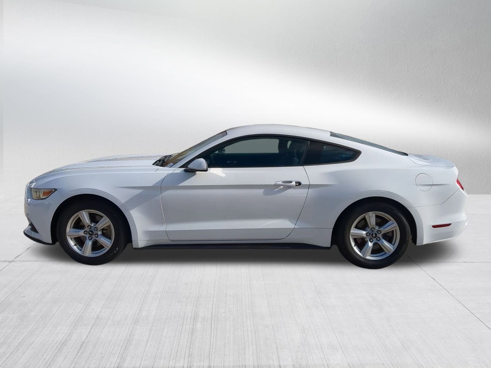 2016 Ford Mustang V6 photo 2