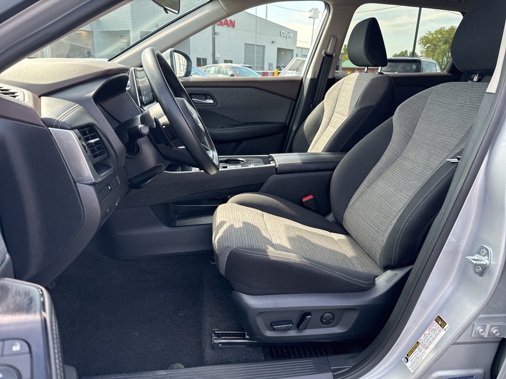 2023 Nissan Rogue SV photo 10