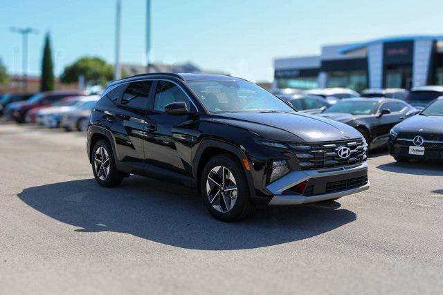 New 2025 Black Hyundai SEL FWD image 1