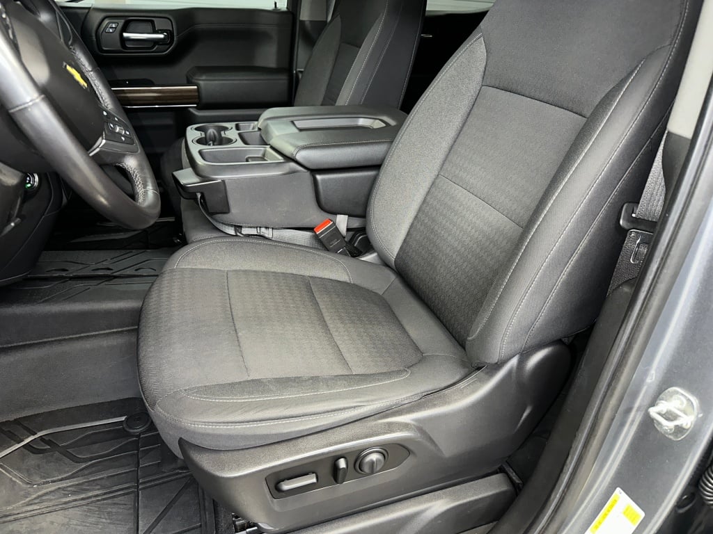 2021 Chevrolet Silverado 1500 LT photo 2