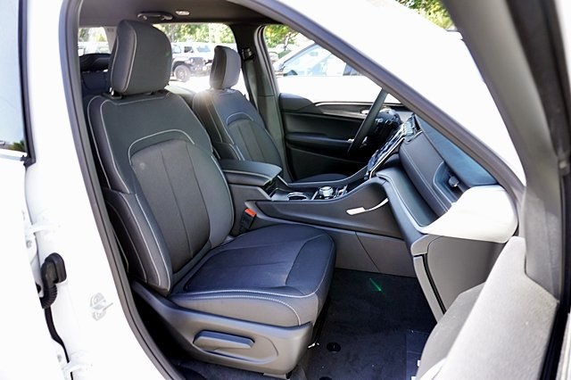 New 2024 Bright White Clear-Coat Exterior Paint Jeep Laredo image 15