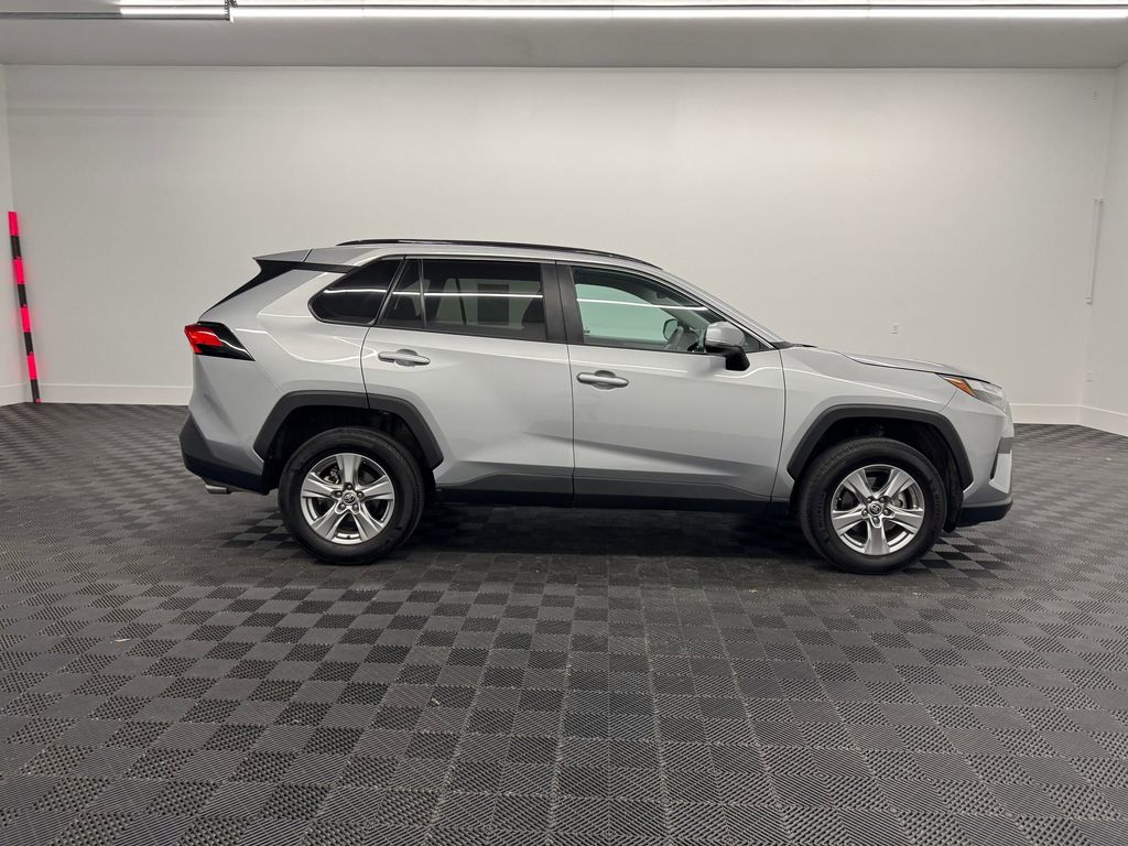 2024 Toyota RAV4 XLE photo 5