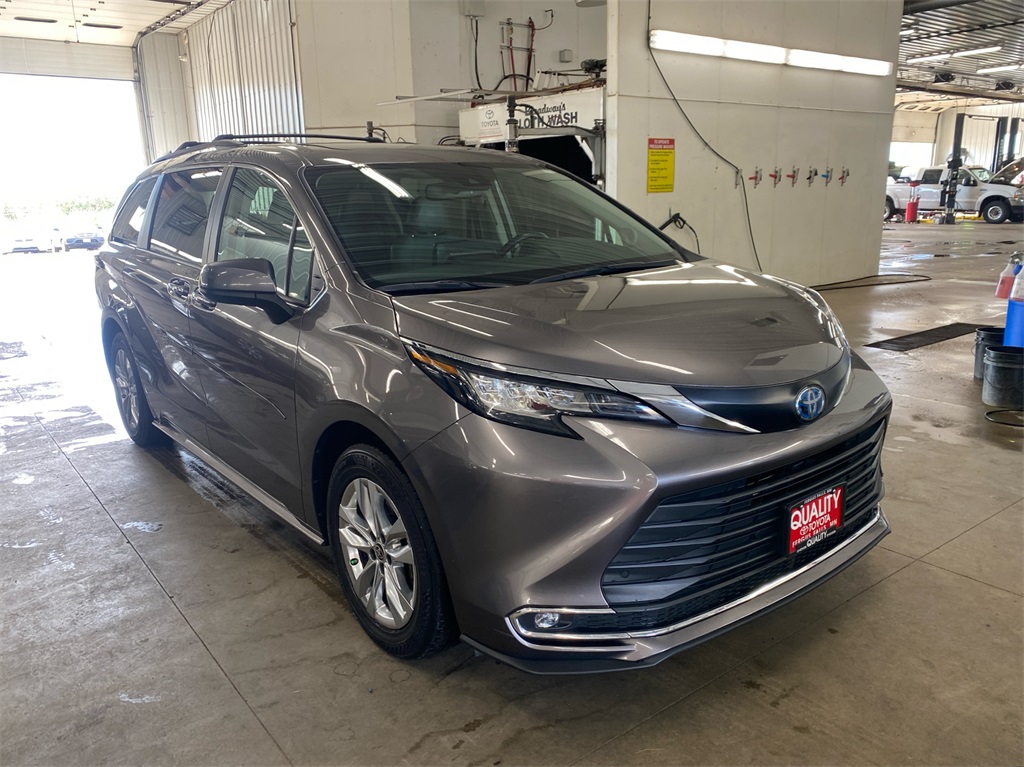 Used 2022 Toyota Sienna XLE with VIN 5TDJRKEC6NS116770 for sale in Fergus Falls, Minnesota