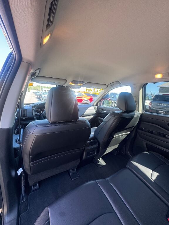 2024 Nissan Pathfinder SL photo 16