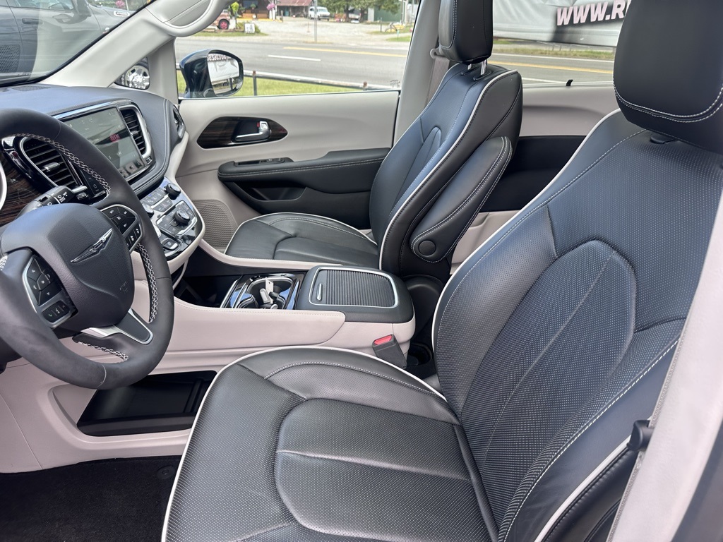 2024 Chrysler Pacifica Limited photo 2