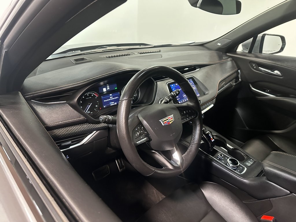 2023 Cadillac XT4 Sport photo 2