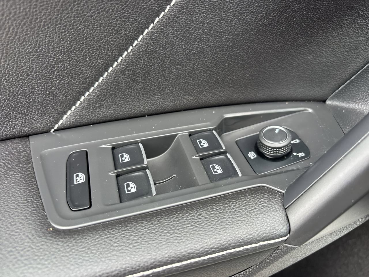 2023 Volkswagen Tiguan SE R-Line Black photo 18
