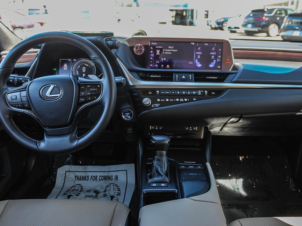 2021 Lexus ES 300h photo 10