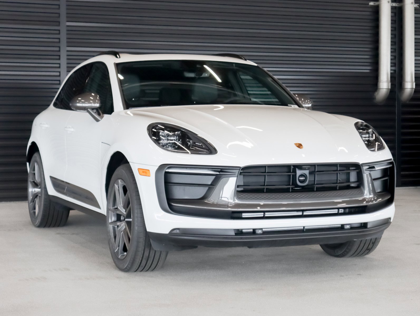 2025 Porsche Macan T photo 7