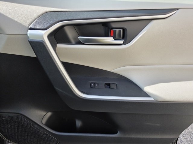 2019 Toyota RAV4 XLE photo 12